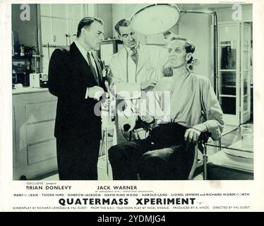 BRIAN DONLEVY, DAVID KING-WOOD et RICHARD WORDSWORTH dans une scène du QUATERMASS XPERIMENT 1955 Director VAL GUEST basé sur la BBC Television Play de NIGEL KNEALE scénario RICHARD LANDAU et VAL GUEST composent PHILIP LEAKEY Music JAMES BERNARD producteur ANTHONY HINDS Hammer films / exclusive films Banque D'Images