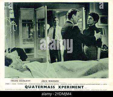 RICHARD WORDSWORTH, DAVID KING-WOOD, BRIAN DONLEVY et MARGIA DEAN dans une scène du QUATERMASS XPERIMENT 1955 Director VAL GUEST basé sur BBC Television Play de NIGEL KNEALE scénario RICHARD LANDAU et VAL GUEST composent PHILIP LEAKEY Music JAMES BERNARD producteur ANTHONY HINDS Hammer films / exclusive films Banque D'Images