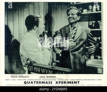 TOKE TOWNLEY et RICHARD WORDSWORTH dans une scène du QUATERMASS XPERIMENT 1955 Director VAL GUEST basé sur BBC Television Play de NIGEL KNEALE scénario RICHARD LANDAU et VAL GUEST composent PHILIP LEAKEY Music JAMES BERNARD producteur ANTHONY HINDS Hammer films / exclusive films Banque D'Images