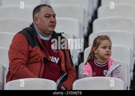 Les fans arrivent lors du match de premier League West Ham United vs Manchester United au London Stadium, Londres, Royaume-Uni, le 27 octobre 2024 (photo de Mark Cosgrove/News images) Banque D'Images