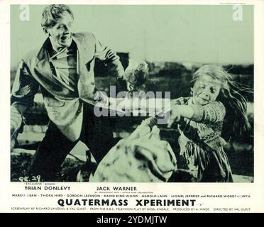 RICHARD WORDSWORTH et JANE ASHER dans une scène du QUATERMASS XPERIMENT 1955 Director VAL GUEST basé sur BBC Television Play de NIGEL KNEALE scénario RICHARD LANDAU et VAL GUEST composent PHILIP LEAKEY Music JAMES BERNARD producteur ANTHONY HINDS Hammer films / exclusive films Banque D'Images