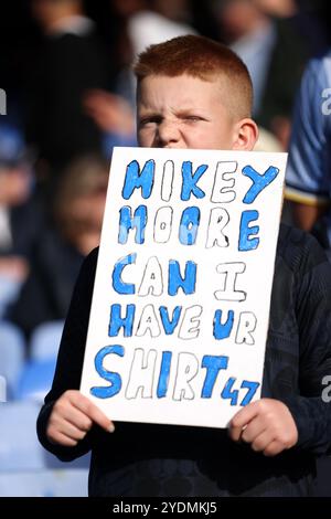 Un jeune fan de Tottenham Hotspur montre son soutien à Mikey Moore de Tottenham Hotspur dans les tribunes lors du match de premier League à Selhurst Park, Londres. Date de la photo : dimanche 27 octobre 2024. Banque D'Images