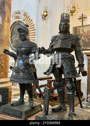 Innsbruck, Autriche - septembre 29 2024 : statues en bronze de chevaliers blindés à l'intérieur de Hofkirche : le roi Arthur (à droite), Theodorich le Grand (à gauche) Banque D'Images