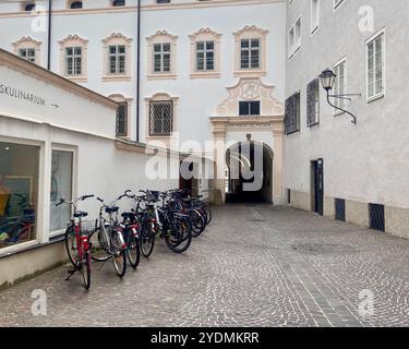 Salzbourg, Autriche - 1er octobre 2024 : vélos alignés dans une cour européenne historique près d'Erzabtei se distinguent Peter Banque D'Images