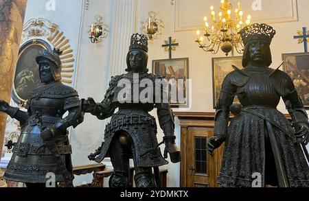 Innsbruck, Autriche - septembre 29 2024 : statues blindées de la cour de l'empereur Maximilien Ier à Hofkirche Banque D'Images