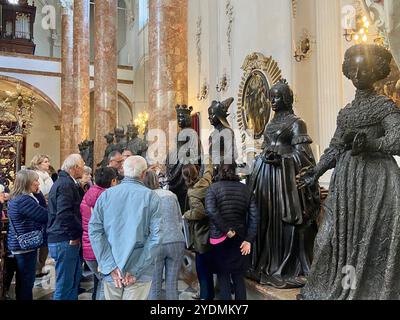 Innsbruck, Autriche - septembre 29 2024 : groupe de visite senior avec guide observant des statues de bronze à Hofkirche Banque D'Images