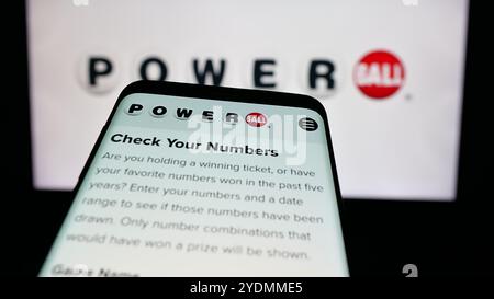Téléphone portable avec site Web du jeu de loterie américain Powerball sur l'écran devant le logo. Concentrez-vous sur le coin supérieur gauche de l'écran du téléphone. Banque D'Images
