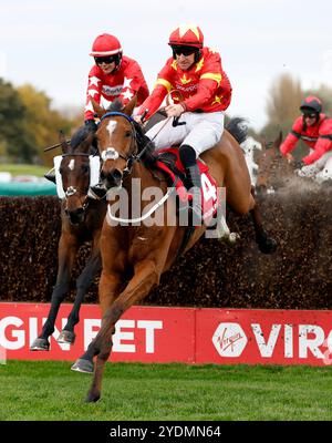 Minella Drama monté par le jockey Brian Hughes sur le chemin de la victoire de Virgin Bet Old Roan Limited handicap Chase lors de la Journée de la famille d'Halloween à l'hippodrome d'Aintree, Liverpool. Date de la photo : dimanche 27 octobre 2024. Banque D'Images