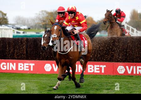 Minella Drama monté par le jockey Brian Hughes sur le chemin de la victoire de Virgin Bet Old Roan Limited handicap Chase lors de la Journée de la famille d'Halloween à l'hippodrome d'Aintree, Liverpool. Date de la photo : dimanche 27 octobre 2024. Banque D'Images