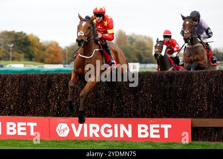 Minella Drama monté par le jockey Brian Hughes sur le chemin de la victoire de Virgin Bet Old Roan Limited handicap Chase lors de la Journée de la famille d'Halloween à l'hippodrome d'Aintree, Liverpool. Date de la photo : dimanche 27 octobre 2024. Banque D'Images