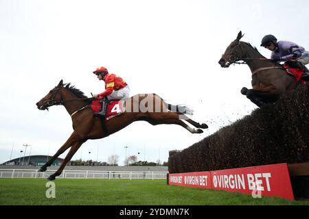 Minella Drama monté par le jockey Brian Hughes sur le chemin de la victoire de Virgin Bet Old Roan Limited handicap Chase lors de la Journée de la famille d'Halloween à l'hippodrome d'Aintree, Liverpool. Date de la photo : dimanche 27 octobre 2024. Banque D'Images