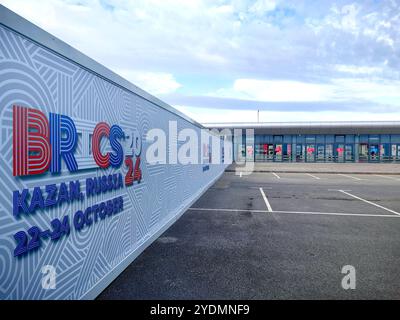 Pékin, Chine. 23 octobre 2024. Cette photo prise le 23 octobre 2024 montre le logo du 16ème sommet BRICS au centre de presse du sommet de Kazan, en Russie. Crédit : Shen Hong/Xinhua/Alamy Live News Banque D'Images