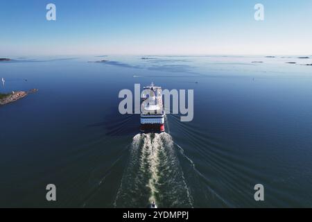 Bateau de croisière Viking line ferry quittant Helsinki, vue drone. Banque D'Images