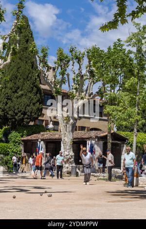 Saint Paul de Vence, France - 8 mai 2024 : les gens jouent à la pétanque ou au jeu de boules à Saint Paul de Vence dans le département des Alpes Maritimes, Provence Alpes Côte d'Azur dans le sud-est de la France. Banque D'Images