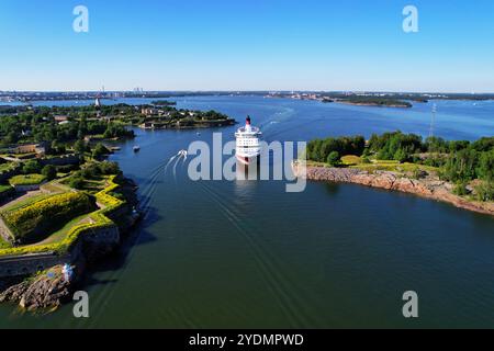 Bateau de croisière Viking line ferry quittant Helsinki, vue drone. Banque D'Images