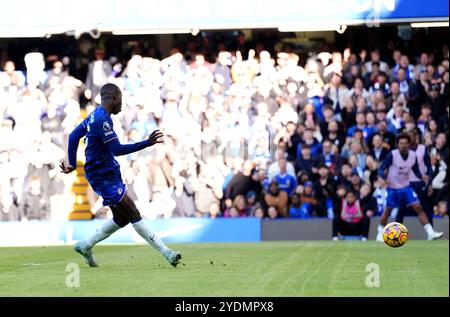 Nicolas Jackson de Chelsea marque le premier but de son équipe lors du match de premier League à Stamford Bridge, Londres. Date de la photo : dimanche 27 octobre 2024. Banque D'Images