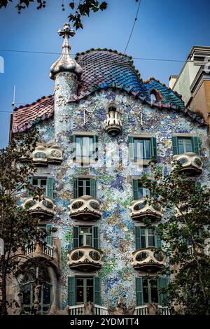 Barcelone, Espagne. 27 octobre 2024. Casa Batll''' est un bâtiment dans le centre de Barcelone, en Espagne, conçu par Antoni Gaud', et est considéré comme l'un de ses chefs-d'œuvre. Comme tout ce que Gaud a conçu, Casa Batll''' n'est identifiable comme Modernisme que dans le sens le plus large. Le rez-de-chaussée a des fenêtres ovales irrégulières et des travaux de pierre sculptée coulants. Il y a peu de lignes droites, et une grande partie du faÂade est décorée d'une mosaïque colorée faite de carreaux de céramique cassés. Le toit est arqué et a été comparé à l'arrière d'un dragon ou d'un dinosaure. (Crédit image : © Bruce Chambers/ZUMA Press Wire) EDITO Banque D'Images