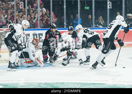 Allemagne. 27 octobre 2024. Eishockey Penny-DEL 13.Spieltag Koelner haie - Grizzlys Wolfsburg AM 27.10.2024 in der Lanxess Arena in Koeln Viel Verkehr vor Hannibal Weitzmann ( Wolfsburg ), 2. Von links Gemaess den Vorgaben der DEL Deutsche Eishockey Liga ist die Publikation und Weiterverwertung der Aufnahmen in elektronischen Medien und Endgeraeten aller Art waehrend des laufenden Spiels nicht zulaessig. Foto : Revierfoto crédit : ddp Media GmbH/Alamy Live News Banque D'Images