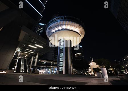 Singapour - 16 août 2024 : Tour OUE près de l'hôtel Fullerton Bay de nuit Banque D'Images