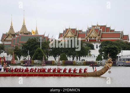 Bangkok, Thaïlande. 27 octobre 2024. Les rameurs thaïlandais sillonnent les barges royales pendant la procession de la barge royale. La cérémonie de la procession de la barge royale a lieu sur la rivière Chao Phraya le 27 octobre pour présenter la Cathine royale, ou robes, au moine bouddhiste, ou la cérémonie de rite bouddhiste royale Kathin. (Photo de Chaiwat Subprasom/SOPA images/Sipa USA) crédit : Sipa USA/Alamy Live News Banque D'Images