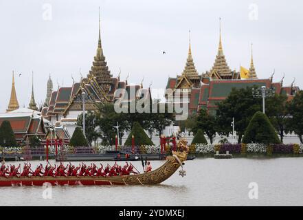 Bangkok, Thaïlande. 27 octobre 2024. Les rameurs thaïlandais sillonnent les barges royales pendant la procession de la barge royale. La cérémonie de la procession de la barge royale a lieu sur la rivière Chao Phraya le 27 octobre pour présenter la Cathine royale, ou robes, au moine bouddhiste, ou la cérémonie de rite bouddhiste royale Kathin. (Photo de Chaiwat Subprasom/SOPA images/Sipa USA) crédit : Sipa USA/Alamy Live News Banque D'Images