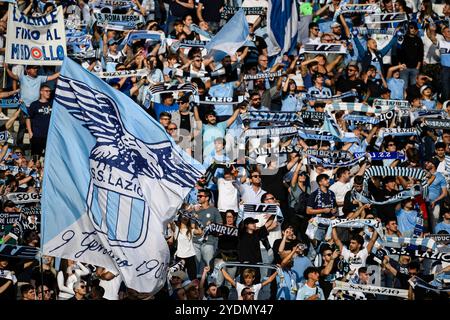 Rome, Italie. 27 octobre 2024. Les fans du Lazio encouragent le match de football Serie A entre le SS Lazio et le Gênes CFC au stade Olimpico à Rome (Italie), le 27 octobre 2024. Crédit : Insidefoto di andrea staccioli/Alamy Live News Banque D'Images