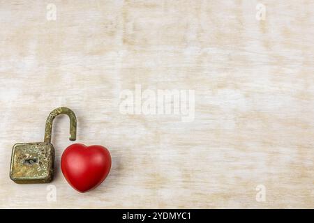 Déchaînez mon cœur ! Cadenas de serrure ouvert coeur ouvert obtenir sur quelqu'un que je peux aimer à nouveau l'émotion Banque D'Images