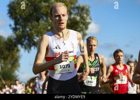 Roeselare, Belgique. 27 octobre 2024. Le belge Tim Van de Velde photographié en action lors de la course d'élite masculine à la CrossCup cross country running à Roeselare, la deuxième étape de la compétition CrossCup, dimanche 27 octobre 2024. BELGA PHOTO DAVID PINTENS crédit : Belga News Agency/Alamy Live News Banque D'Images