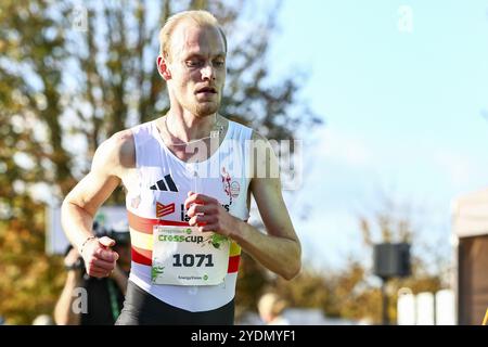 Roeselare, Belgique. 27 octobre 2024. Le belge Tim Van de Velde photographié en action lors de la course d'élite masculine à la CrossCup cross country running à Roeselare, la deuxième étape de la compétition CrossCup, dimanche 27 octobre 2024. BELGA PHOTO DAVID PINTENS crédit : Belga News Agency/Alamy Live News Banque D'Images