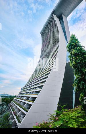 Singapour - 14 août 2024 : le célèbre Marina Bay Sands Hotel. Vue de dessous incroyable des tours modernes et le pont SkyPark sur le sommet des gratte-ciel Banque D'Images