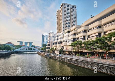 Singapour - 16 août 2024 : le magnifique immeuble de grande hauteur Riverwalk Apartment sur la rive sud de la rivière Singapour à Boat Quay Banque D'Images