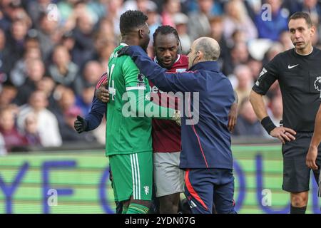 Michail Antonio de West Ham United embrasse André Onana de Manchester United après leur affrontement et il le blesse lors du match de premier League West Ham United vs Manchester United au London Stadium, Londres, Royaume-Uni, le 27 octobre 2024 (photo de Mark Cosgrove/News images) Banque D'Images