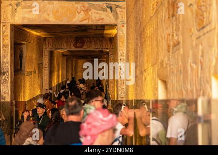 Louxor, Egypte ; 16 janvier 2024 : touristes faisant une excursion exclusive dans la Vallée des Rois et découvrant les mystères de l'Egypte ancienne. Banque D'Images