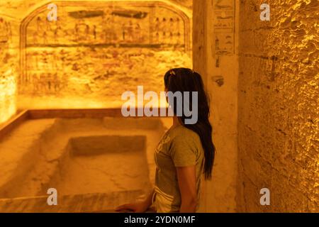 Louxor, Egypte ; 16 janvier 2024 : une aventure inoubliable à travers la Vallée des Rois. Découvrir les mystères de l'Egypte ancienne et entrer. Banque D'Images