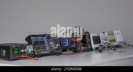 Divers appareils de mesure et oscilloscopes installés sur une table de travail dans une situation de travail Banque D'Images