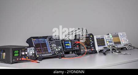 Divers appareils de mesure et oscilloscopes installés sur une table de travail dans une situation de travail Banque D'Images