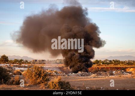 Un incendie dans une décharge. Incendie de benne à ordures Banque D'Images