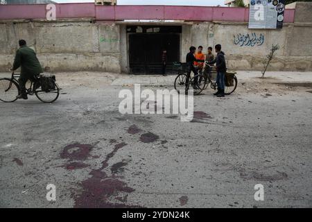 Une école de la ville de Jisreen, dans la Ghouta orientale, a été touchée par un obus d'artillerie qui aurait été tiré par le régime syrien. L'attaque contre l'école a été menée alors que des enfants la quittaient et a causé la mort de cinq civils, dont des enfants, et des dizaines de blessés. Plusieurs enfants blessés ont été soignés à l'hôpital local, certains faisant état de blessures graves. Les bombardements dans la Ghouta orientale ont eu lieu malgré un cessez-le-feu annoncé par le régime à la fin du mois de juillet 2017. Ghouta orientale, qui est un bastion de l'opposition à la périphérie de Damas Banque D'Images