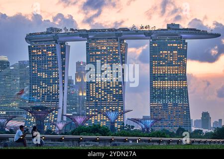 Singapour - 12 août 2024 : vue sur les gratte-ciel de Singapour avec Marina Bay Sands and Garden près de Bay Super Tree Grove Banque D'Images