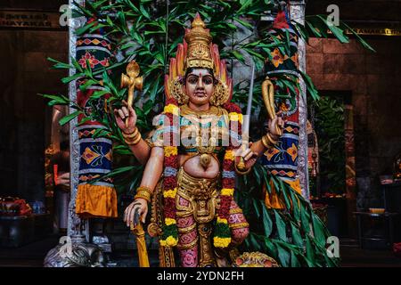 Singapour - 16 août 2024 : les gens prient à l'intérieur du temple Sri Veeramakaliamman dans Little India, l'un des plus anciens temples de Singapour Banque D'Images