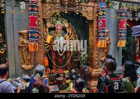 Singapour - 16 août 2024 : les gens prient à l'intérieur du temple Sri Veeramakaliamman dans Little India, l'un des plus anciens temples de Singapour Banque D'Images