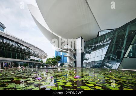 Singapour - 14 août 2024 : architecture futuriste conception en forme de Lotus du musée des sciences de l'art situé en face de Marina Bay Sands Banque D'Images