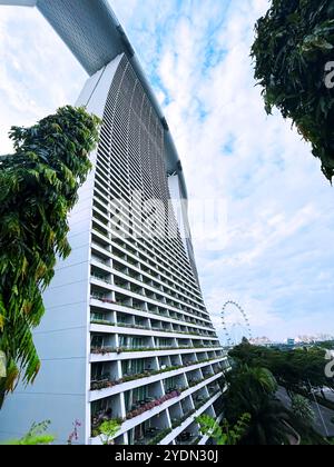 Singapour - 14 août 2024 : le célèbre Marina Bay Sands Hotel. Vue de dessous incroyable des tours modernes et le pont SkyPark sur le sommet des gratte-ciel Banque D'Images