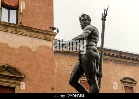 Fontaine de Neptune. Le trident du Dieu de la mer sert de modèle à l'emblème de la marque automobile Maseratti. Piazza del Nettuno, Bologne, Emilie-Romagne, Italie Banque D'Images