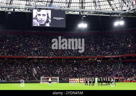 AMSTERDAM - minute de silence à la mémoire de Johan Neeskens lors du match Néerlandais Eredivisie entre l'AFC Ajax Amsterdam et Willem II au Johan Cruijff Arena le 27 octobre 2024 à Amsterdam, pays-Bas. ANP OLAF FISSURE Banque D'Images