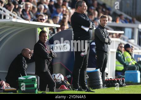 Tommy Widdrington, entraîneur d'Aldershot, regarde depuis le terrain lors du match de Vanarama National League entre Hartlepool United et Aldershot Town au Victoria Park, Hartlepool, samedi 26 octobre 2024. (Photo : Mark Fletcher | mi News) crédit : MI News & Sport /Alamy Live News Banque D'Images