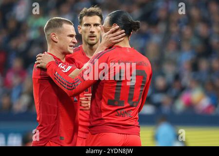 Bochum, Deutschland. 27 octobre 2024. Bundesliga - VfL Bochum - FC Bayern München am 27.10.2024 im Vonovia Ruhrstadion in Bochum Jubel, Torjubel, Torschuetze, Torschütze Leroy Sane (Muenchen 10) jubelt nach seinem Tor zum 0 zu 4 mit Joshua Kimmich (Muenchen 6) Foto : osnapix DFL Regulations interdit toute utilisation de photographies comme séquences d'images et/ou quasi-vidéo crédit : dpa/Alamy Live News Banque D'Images