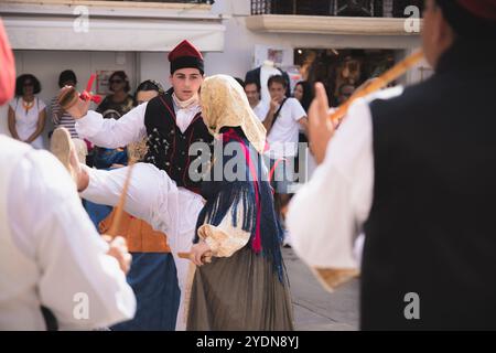 Ibiza, Espagne - 8 octobre 2023 : spectacle de danse traditionnelle basque dans la vieille ville d'Ibiza, mettant en vedette des costumes vibrants et une expression culturelle animée Banque D'Images