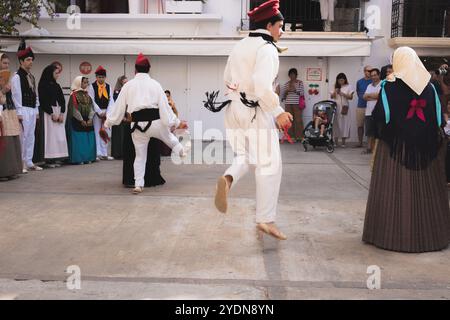 Ibiza, Espagne - 8 octobre 2023 : spectacle de danse traditionnelle basque dans la vieille ville d'Ibiza, mettant en vedette des costumes vibrants et une expression culturelle animée Banque D'Images