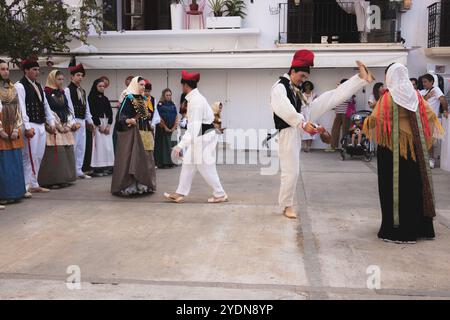 Ibiza, Espagne - 8 octobre 2023 : spectacle de danse traditionnelle basque dans la vieille ville d'Ibiza, mettant en vedette des costumes vibrants et une expression culturelle animée Banque D'Images